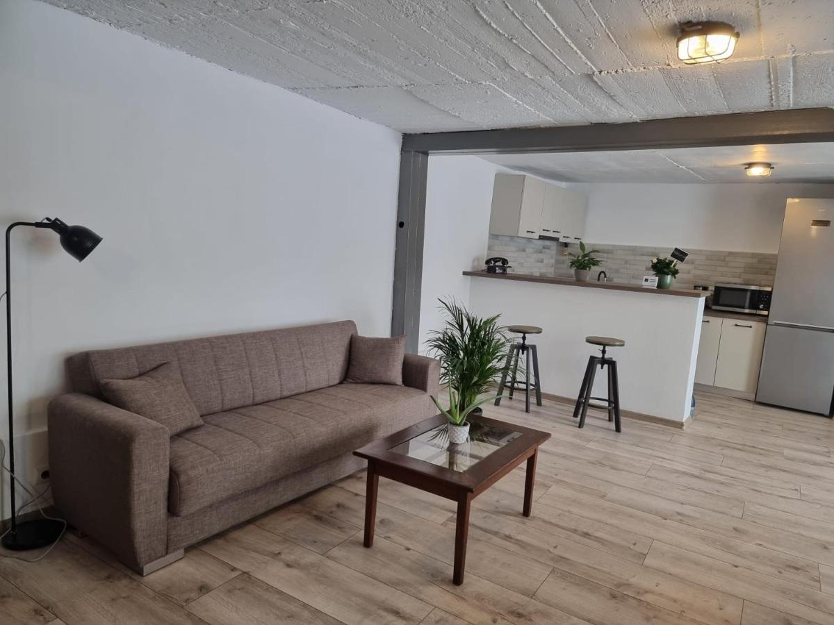 The Cozy Bunker Apartment ซีบิว ภายนอก รูปภาพ