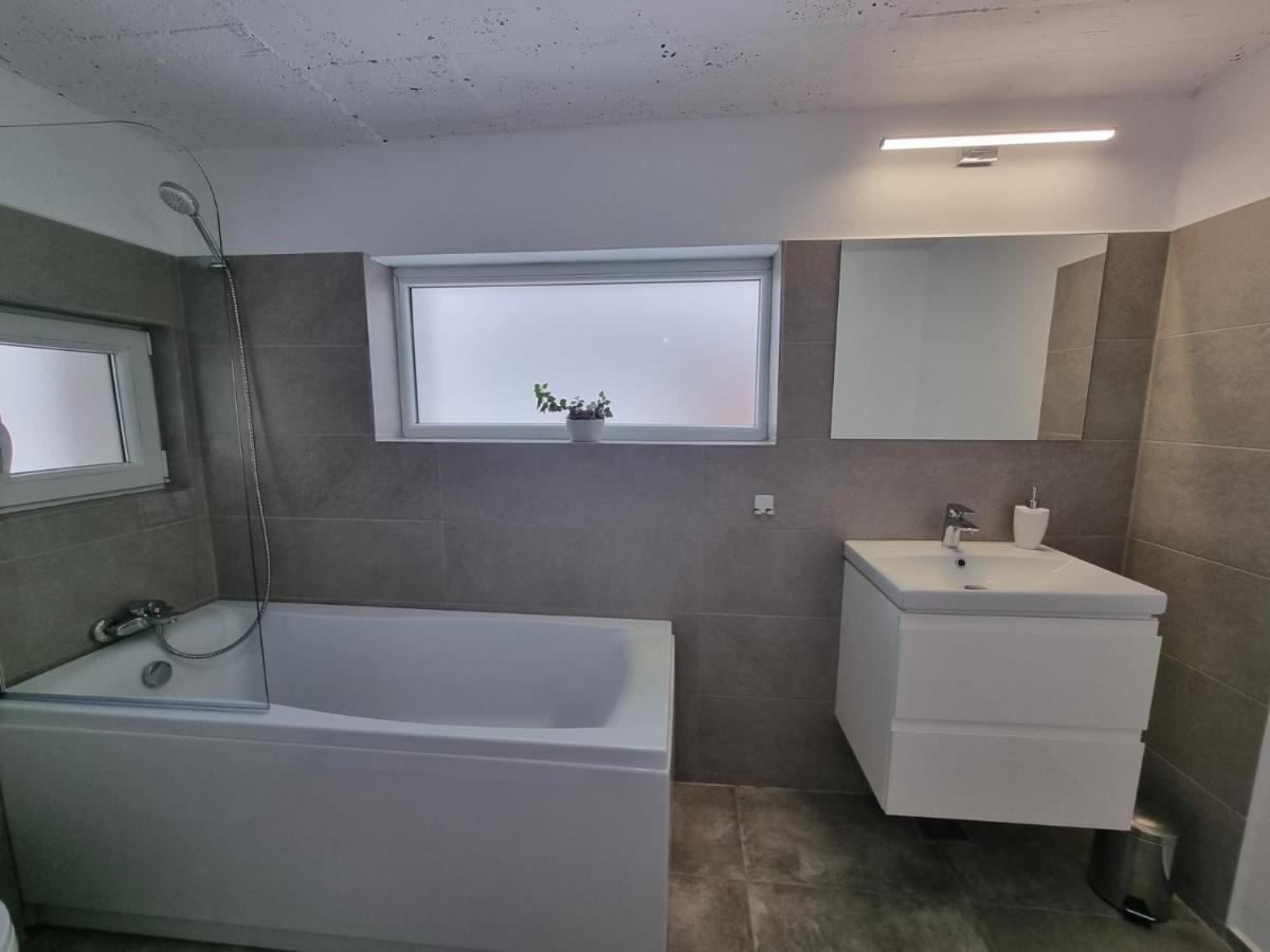 The Cozy Bunker Apartment ซีบิว ภายนอก รูปภาพ