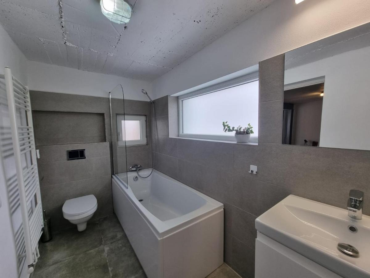 The Cozy Bunker Apartment ซีบิว ภายนอก รูปภาพ