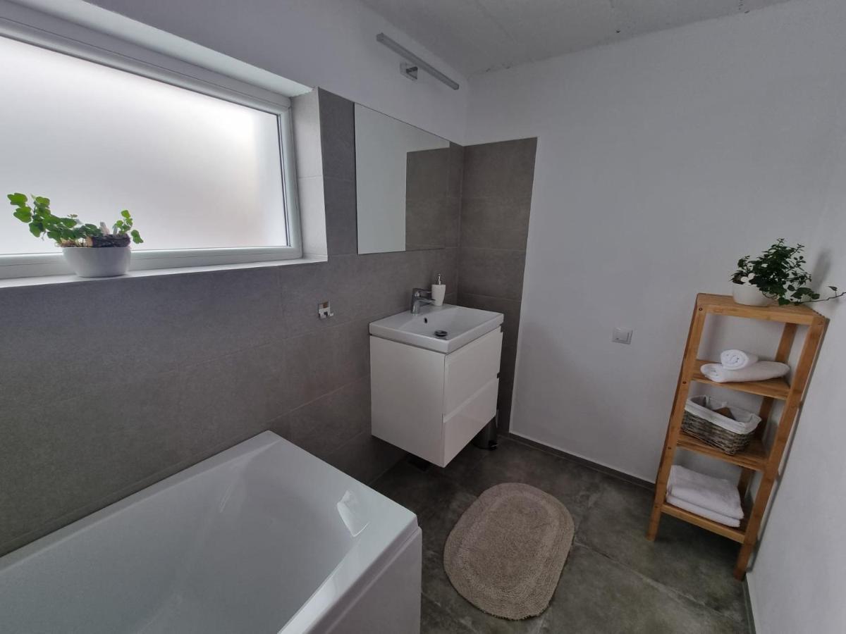 The Cozy Bunker Apartment ซีบิว ภายนอก รูปภาพ