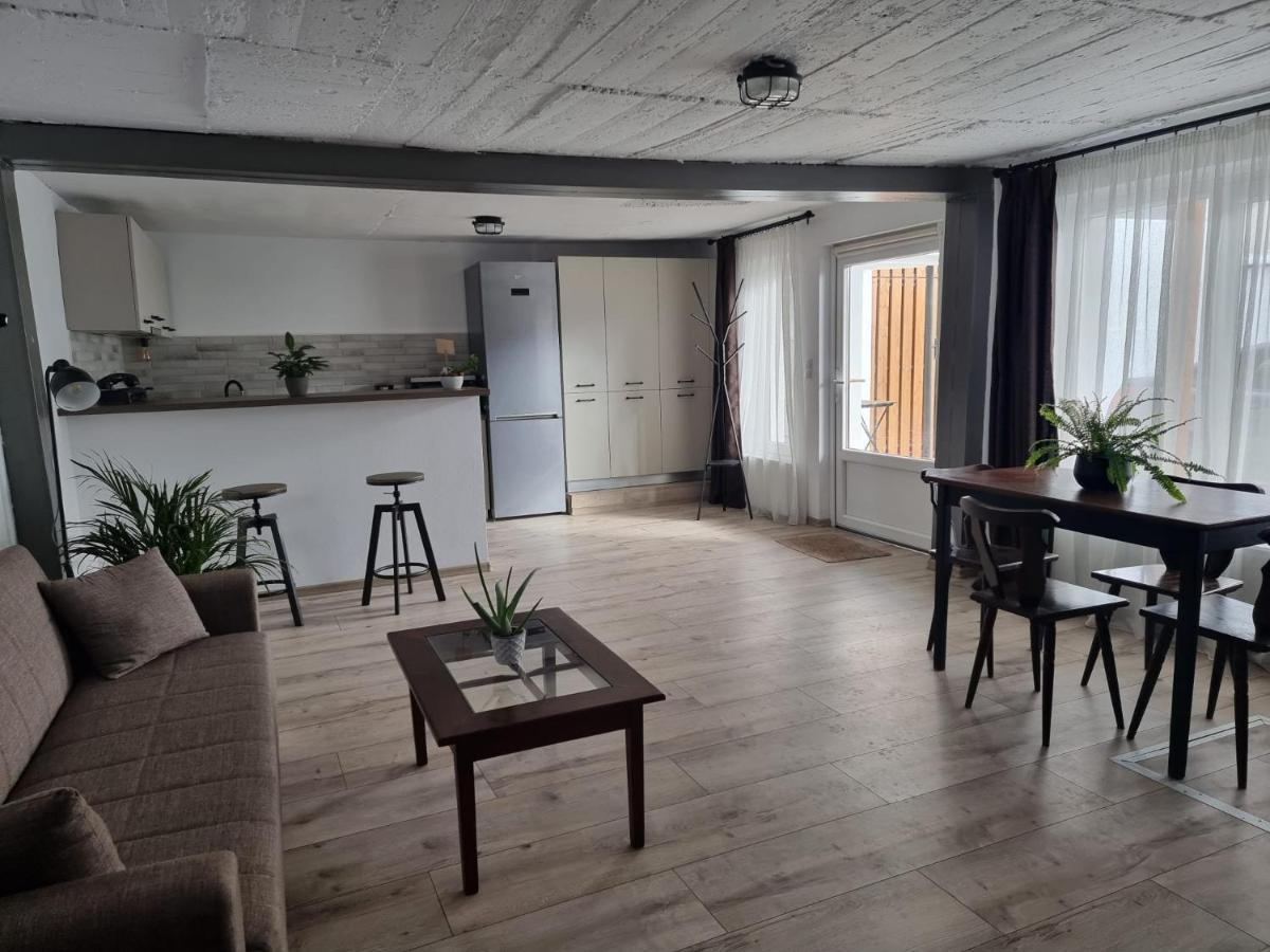 The Cozy Bunker Apartment ซีบิว ภายนอก รูปภาพ